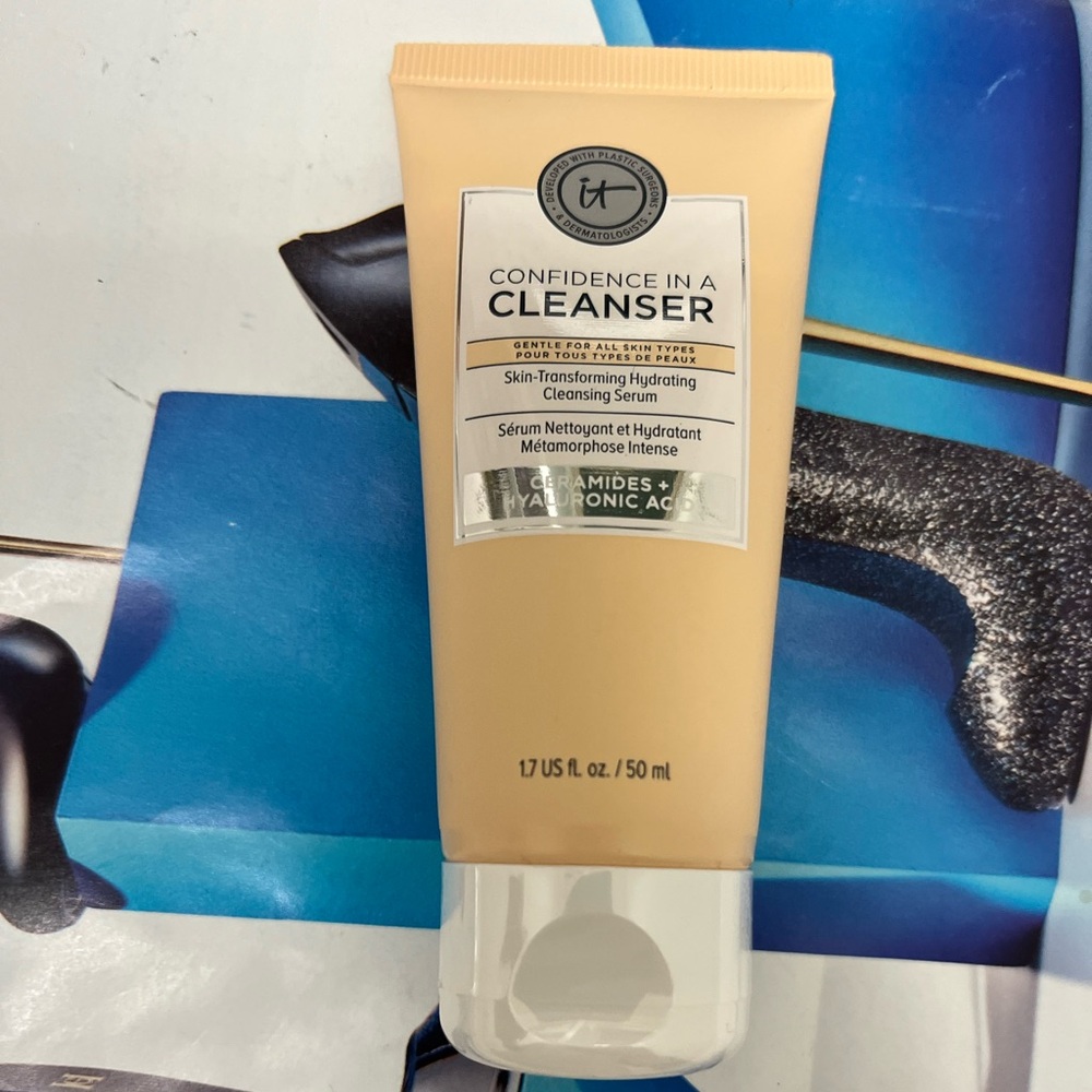 NWT—TRAVEL SIZE it Cosmetics Confidence in a Cleanser 50ml sealed
